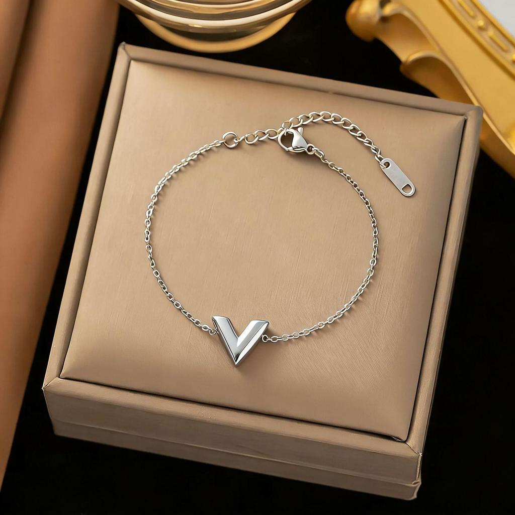 2024 Elegant Gold V Letter Necklace for Women - Summer Light Luxury Clavicle Chain, Tarnish-Resistant Tanabata Edition.