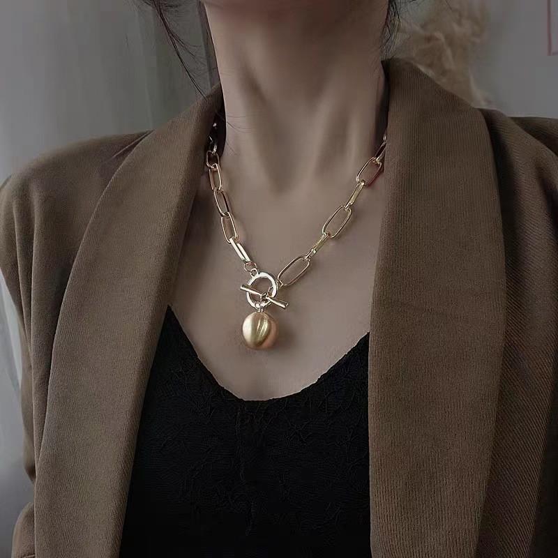 Minimalisticky navržený vícevrstvý přívěsek, módní a personalizovaný pro ženy, se zlatými korálky, kruhovými čepelemi a náhrdelníky