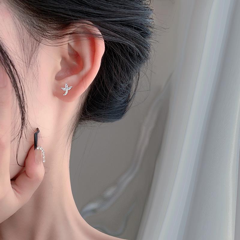 Small and Fresh Leaf Earrings Maple Leaf Earrings for Women's Ear Piercings Niche Design
