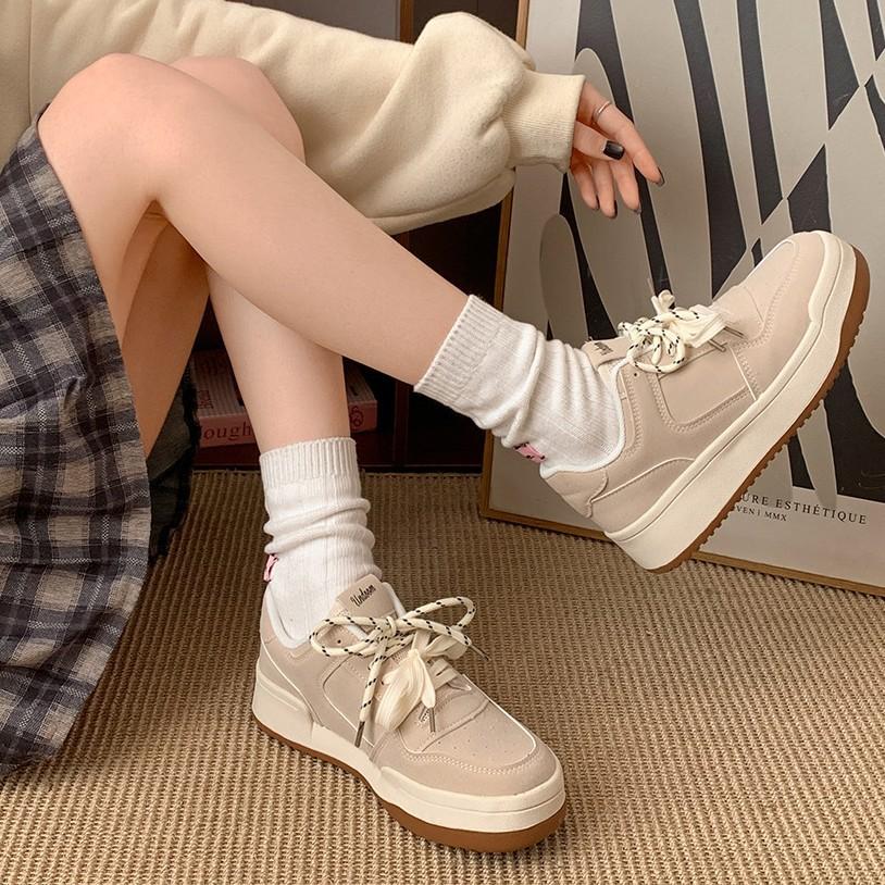 Leichte und atmungsaktive Retro-vielseitige runde Zehenpartie Plateau-Freizeit-Board-Schuhe Damen 2025 neu Frühling und Herbst leichte höhenverlängernde sp