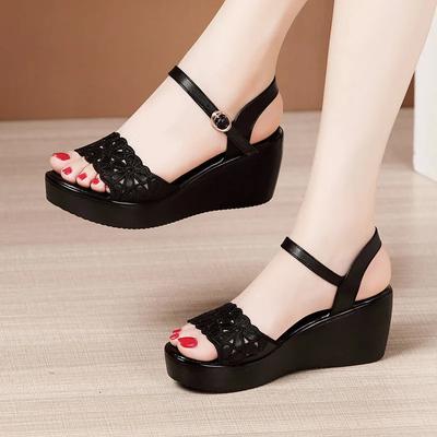 Neue 2025 Sommer Chunky Plateau Wedges Schuhe Weiches Leder Mittelhohe Absätze Sandalen Damen Floral Ausgeschnitten Schwarz Strandsandale Mama