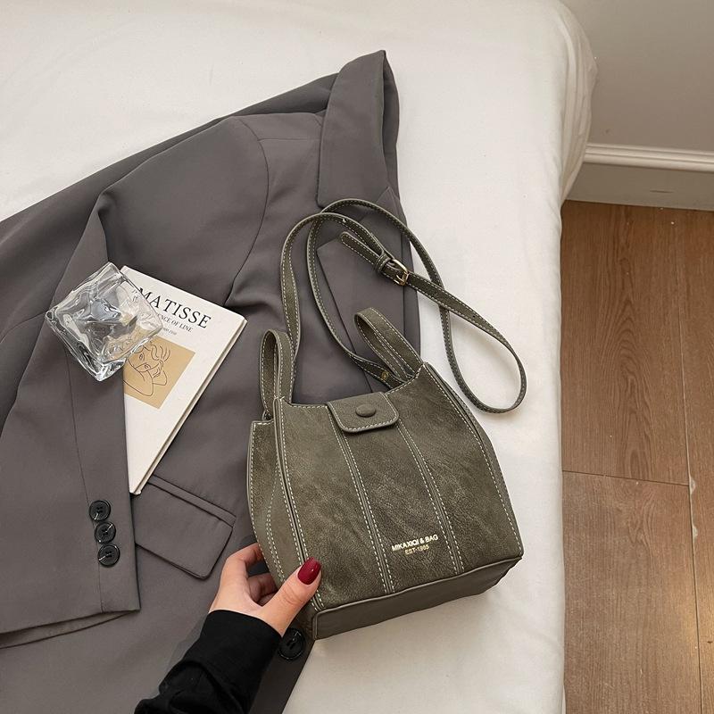 Winter new casual splicing shoulder bag high value casual messenger bag fashionable bucket bag