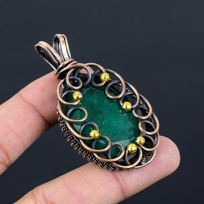 Pendentif de bijoux faits à la main enveloppés de fil de cuivre pur de pierre précieuse d'émeraude créée en laboratoire