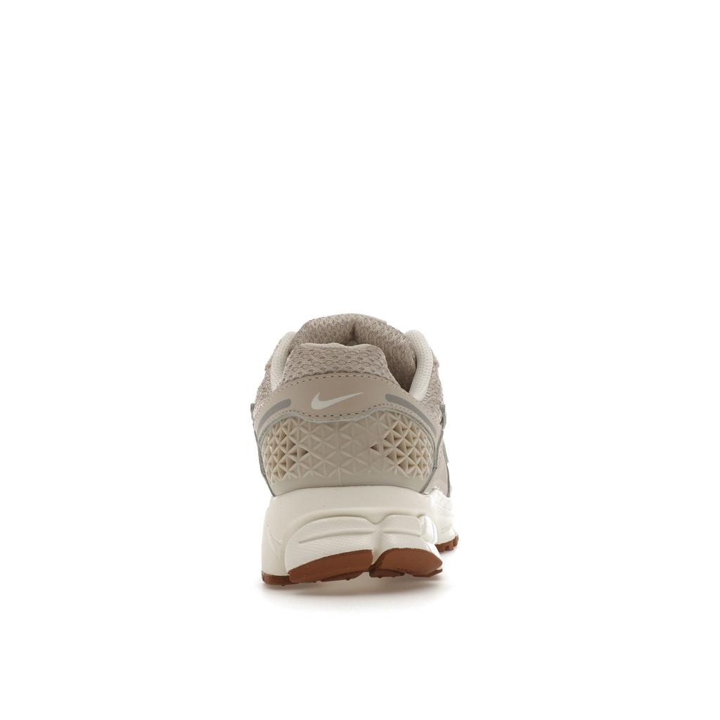 Nike Air Zoom Vomero 5 Light Orewood Brown Sail Argento Metallico Gomma Marrone Medio Donna FZ3780-101