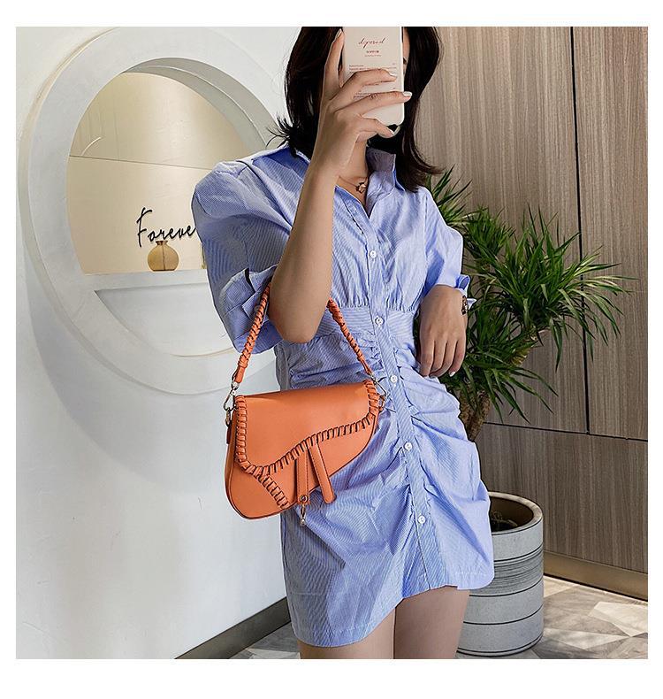 

Женская сумка 2024 года, новая ретро-плетеная сумка-седло, популярная модная сумка на одно плечо с косым ремнем, прилив