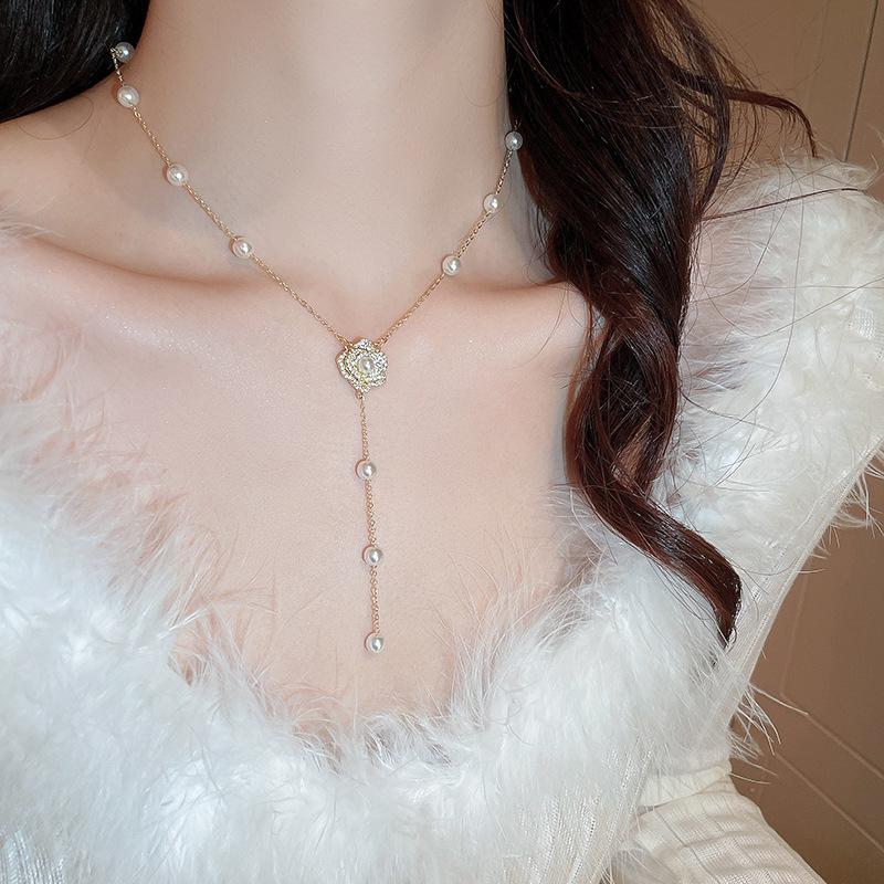 Gold-Plated French Court Pearl Flower Necklace - Retro, Simple, Versatile Fashion Clavicle Chain.