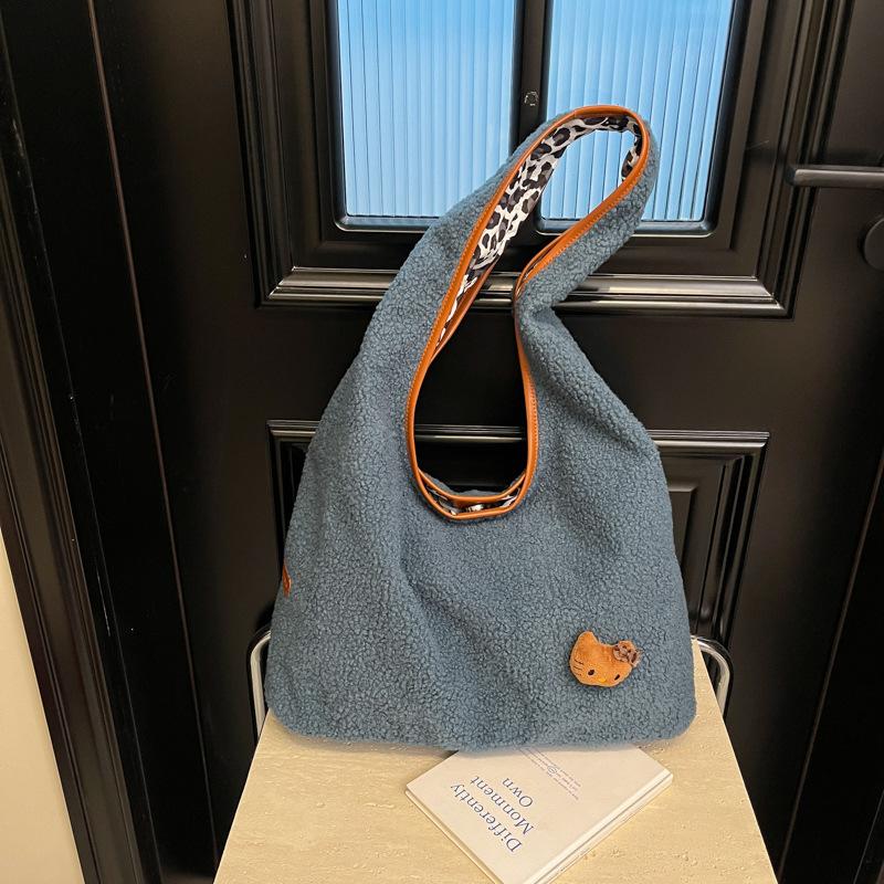 2025 Autumn and Winter New Large-capacity Casual Fashion Messenger Bag Women's Japanese Solid Color Shoulder Bag Niche Tote Bag