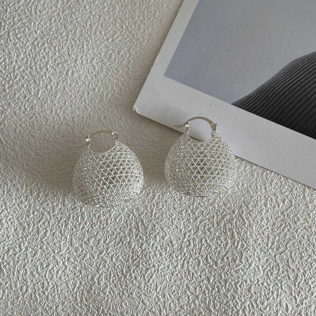 Metal Hollow Woven Bag Earrings, High-End Sense Exaggerated And Unique Niche Design Cold Wind Versatile Earrings