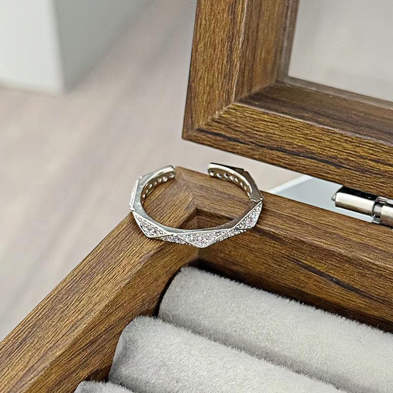 Bague Zir*****Pen Exquise Super Flash Rangée Diamants Lumière de Bague de Luxe Niche Haut Sens Mode Navette Bague Index Personnalisée