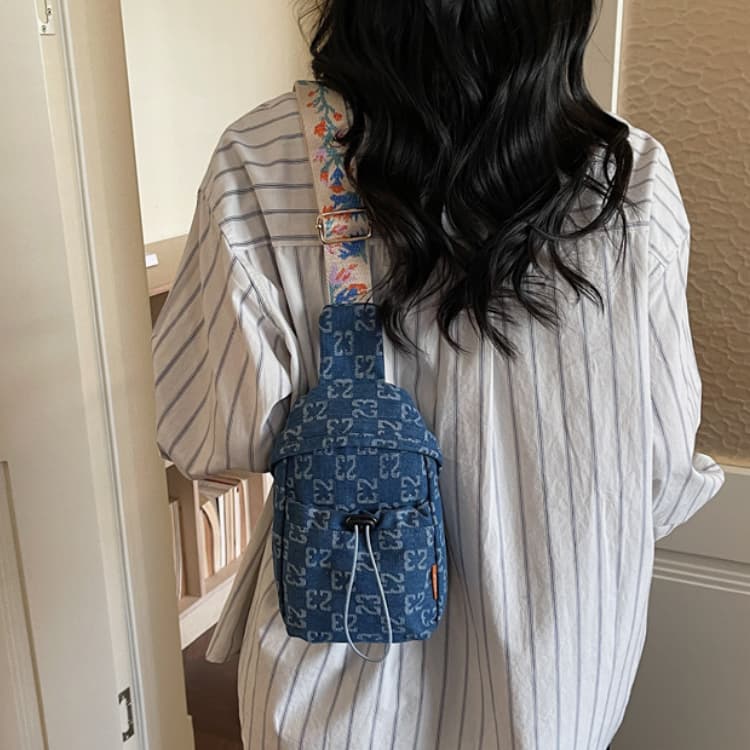 

Denim printed drawstring breast bag women s shoulder bag темно-синього кольору