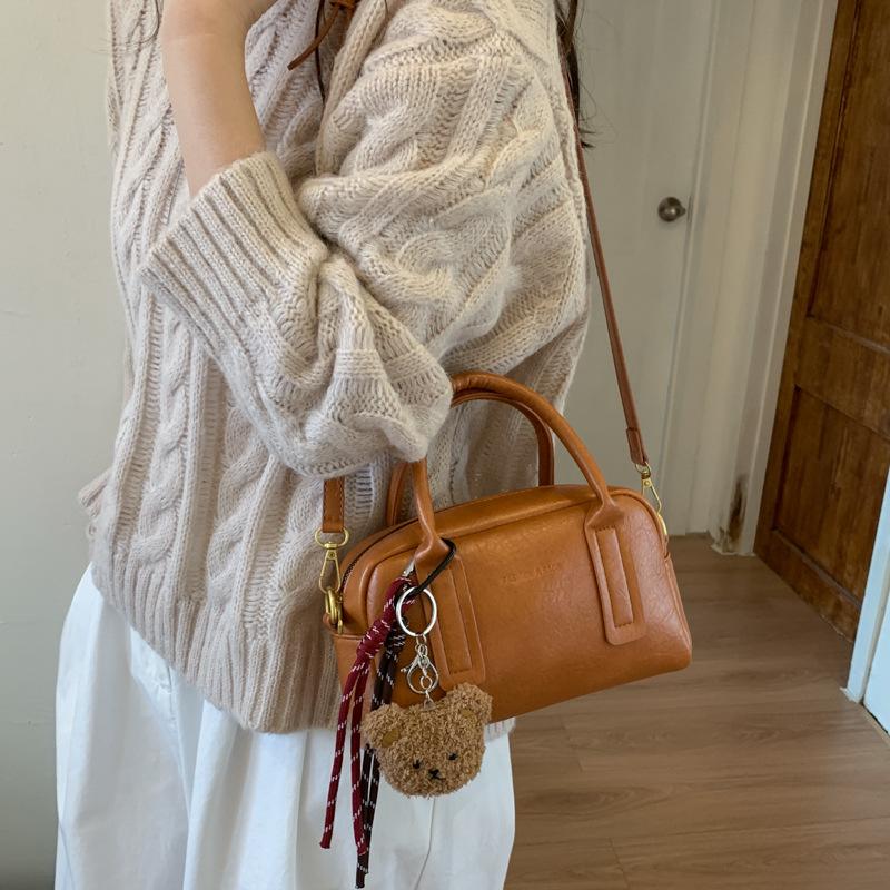 Retro Niche Design New Simple and Exquisite Handbag Fashionable and Versatile 2025 Autumn Women's Shoulder Messenger Bag