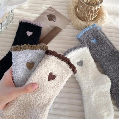 Damen bestickte Herz Korallenfleece Schlafsocken – Nicht fusselnde Bodensocken