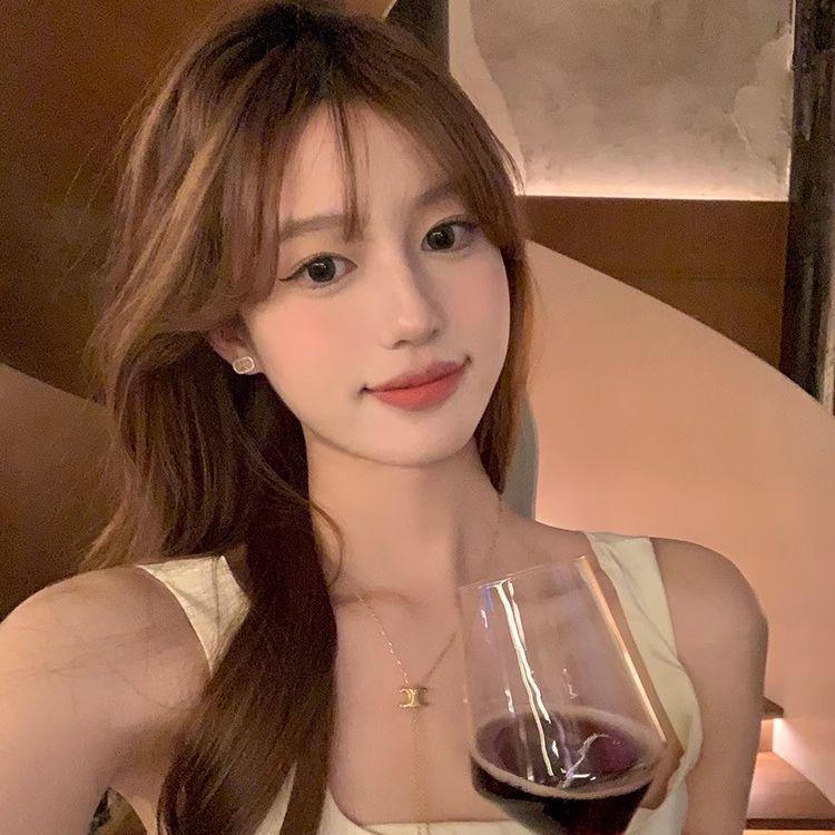 Exquisite Cubic Zirconia Arc De Triomphe Ear Clips: 2024 Hot-Selling Light Luxury Earrings for Women Without Ear Holes.