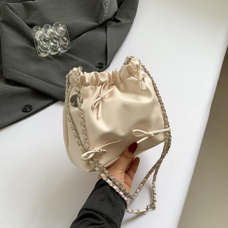 

Однотонний ланцюжок, повсякденна текстура, бант, велика місткість, 2024, нова проста жіноча сумка через плече для поїздок на роботу і роботу. білий