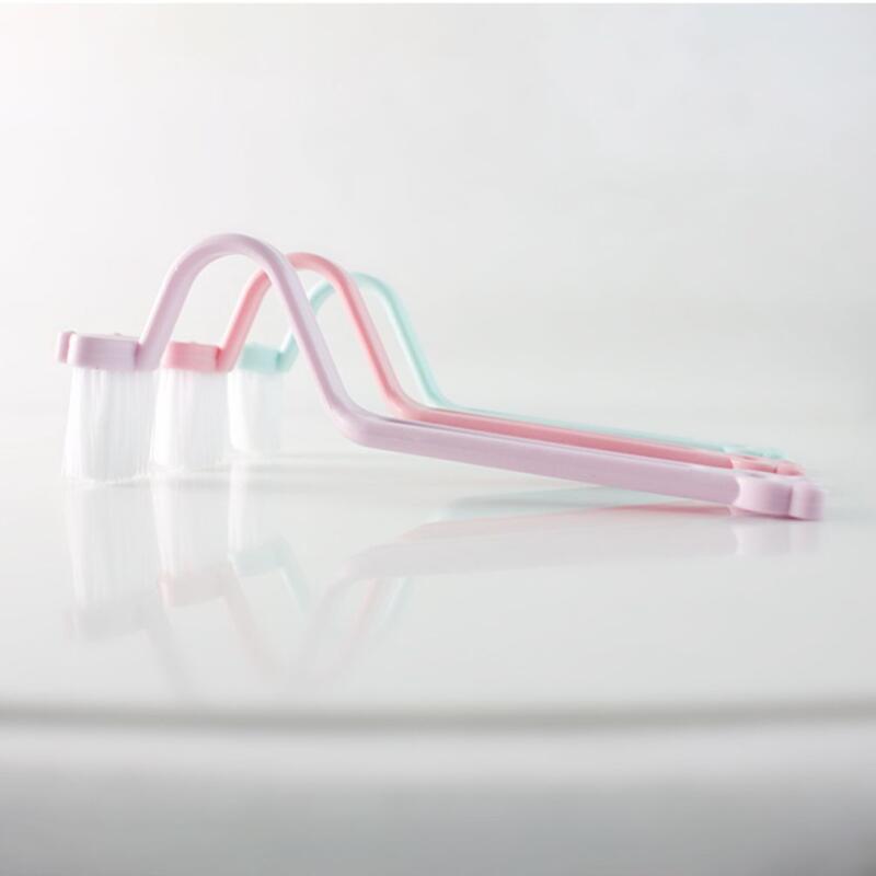 Corner toilet brush