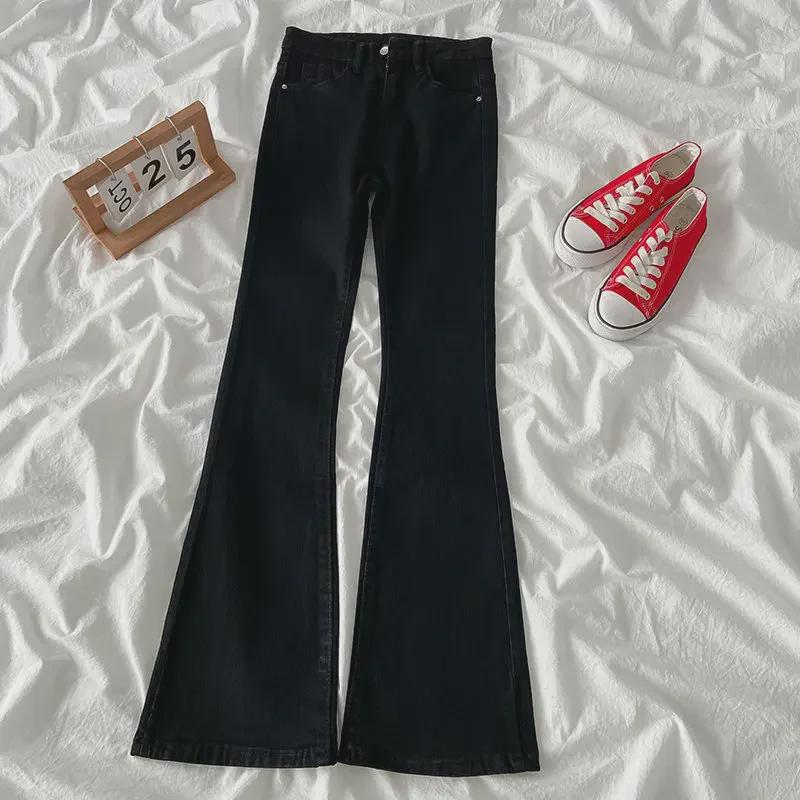 Schwarze Schlagjeans mit hoher Taille für Damen – Slim Fit, elastisch, Herbst/Winter.