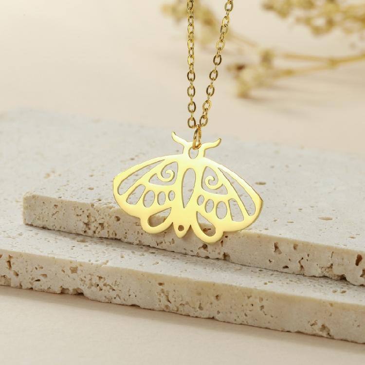 Unisex Aesthetic Punk Style Moth Necklace Elegant Gothic Style Necklace with Animal Pattern Pendant for Fashion Lovers