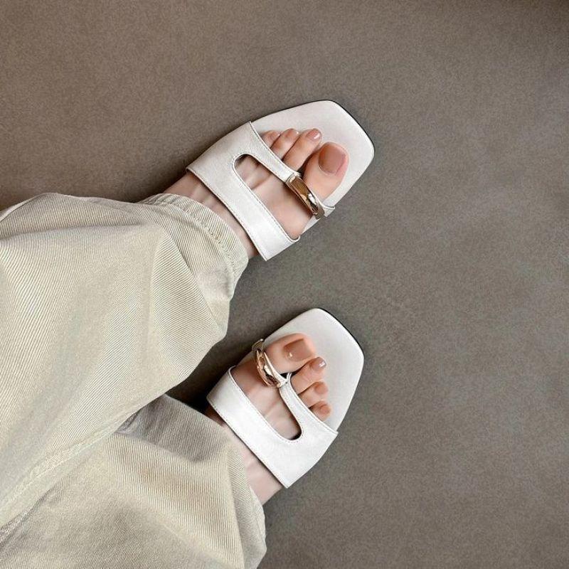 Design open-toed flats women's 2025 summer new metal buckle toe slippers French temperament sandals