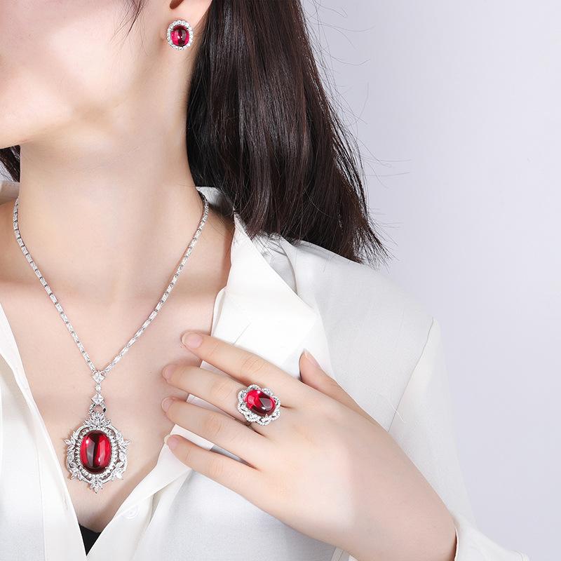 Schmuck Kupferboden Vergoldet Retro Denier-Form Roter Korund Schlichte Oberfläche Voll Diamant Inlay Set Hauptstein