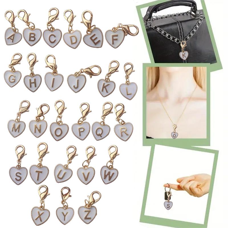 Hetsäljande 26 engelska bokstäver vit dubbelsidig persikohjärta nyckelring hjärtformad legeringsaccessoarprydnad