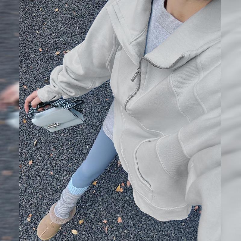 

Женская весенняя куртка для йоги с капюшоном и полумолнией - короткая модель Medium