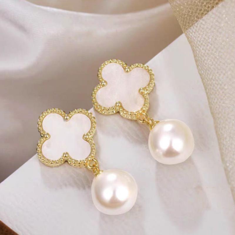 Boucles d'oreilles porte-bonheur en perles de trèfle à quatre feuilles pour femmes, nouvelles boucles d'oreilles délicates et fraîches, cent légères, de luxe, petites boucles d'oreilles à vent parfumées