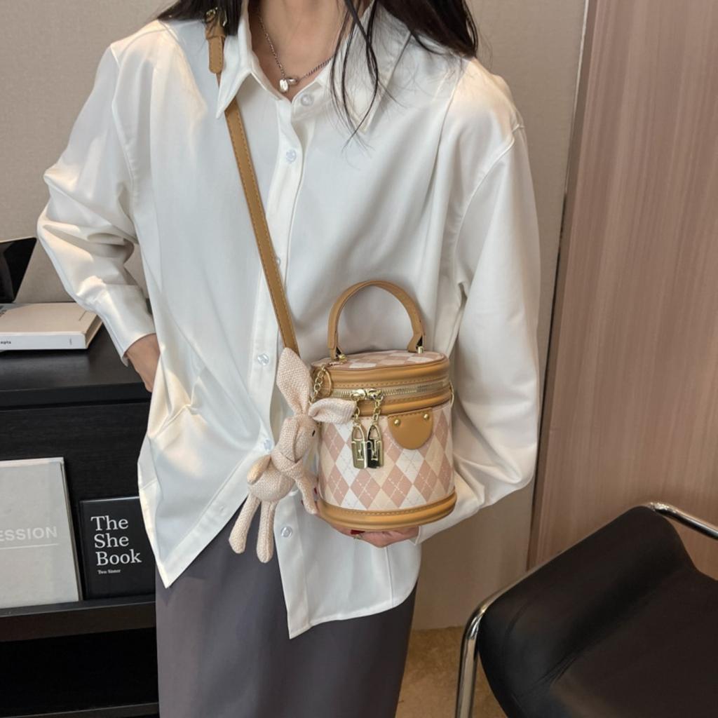 New Bucket Bag Shoulder Bag with Rabbit Pendant for Women