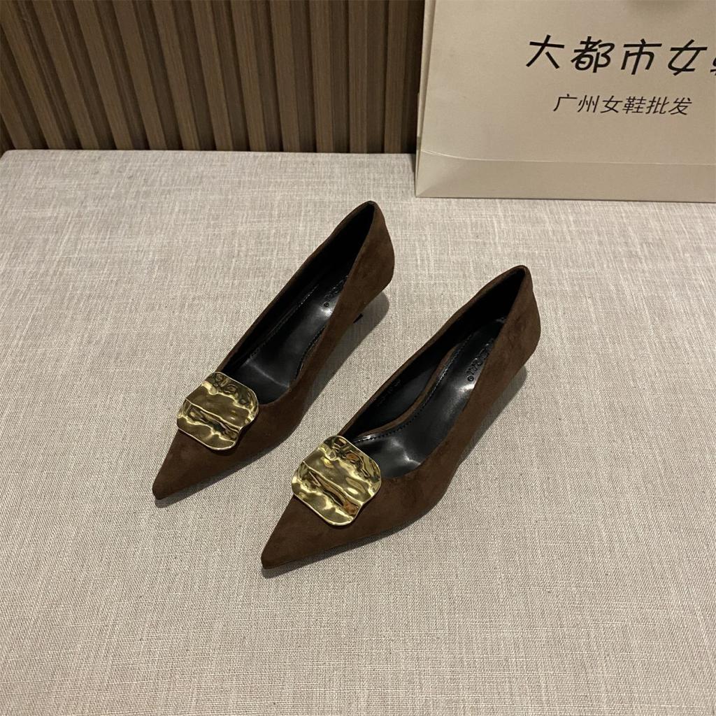 Herbst und Winter 2025 neue Mode vielseitige spitze Ferse flacher Ausschnitt Einzelne Schuhe Damen Metall Schnalle Temperament hoher Absatz Damenschuhe
