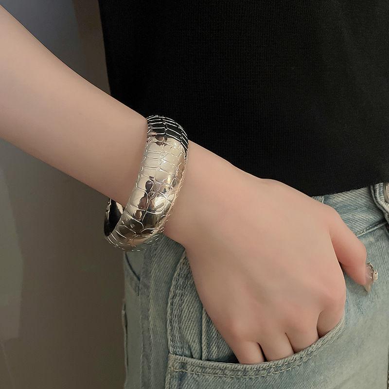 Trendy European & American Exaggerated Metal Hollow Armlet: Niche High-End Women's Jewelry