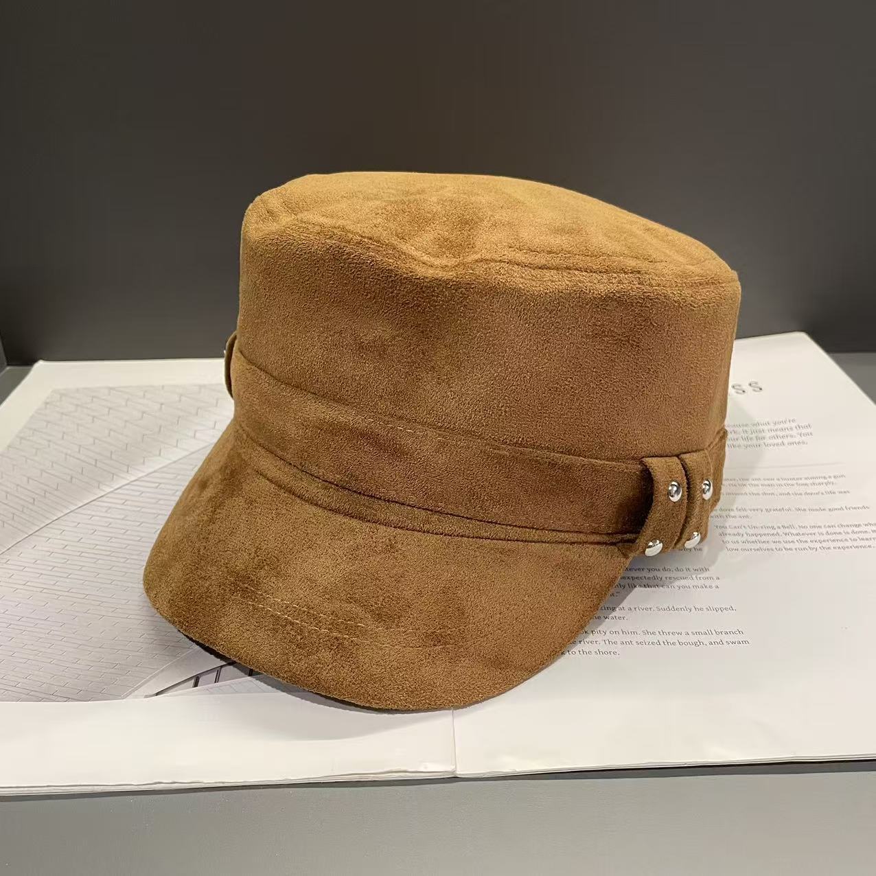 

Корейская замшевая черная шляпа для верховой езды для женщин на осень и зиму, ретро старая плоская шляпа, большой обхват головы, шляпа художника, газетчика M（56-58cm）