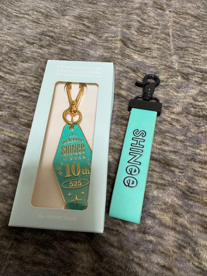 

[Б/У] Брелок для ключей отеля SHINee 10-й anniversary и ремешок SMT