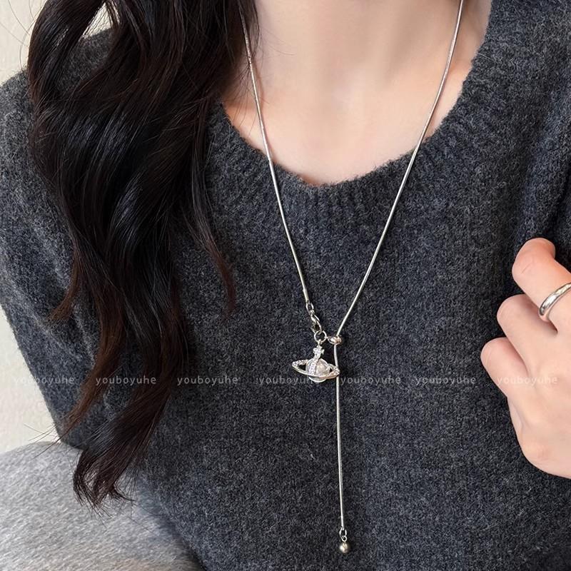 Collar Colgante Saturno de Perla con Cierre Deslizante Ajustable - Adecuado para Otoño e Invierno, Como un Accesorio a Juego para un Suéter. Estilo Femenino.