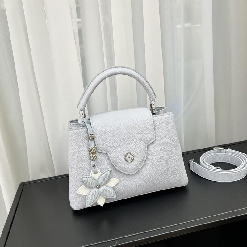 26 Genuine Leather Women s Bag Top Layer Cowhide Clover Pendant CapucinesV Hand-held Diagonal Cross Small 21-136-8cm светло-синий 15690₽