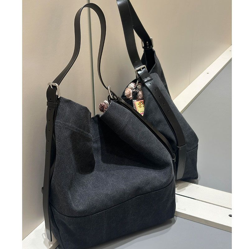 

2025 Новое поступление Дженни в том же стиле Ленивая свободная холщовая сумка-тоут через плечо Женская большой вместимости Рабочая одежда Сумка-ведро Black gray canvas + cowhide shoulder strap