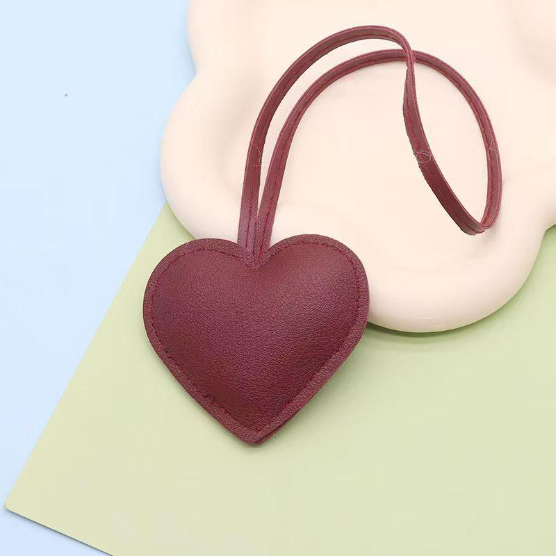 Colgante en forma de corazón de cuero PU