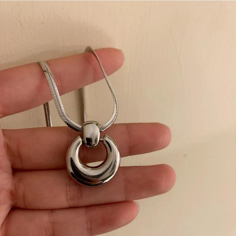 Elegant Women's T-Shaped Titanium Steel Necklace - Light Luxury Style Clavicle Jewelry