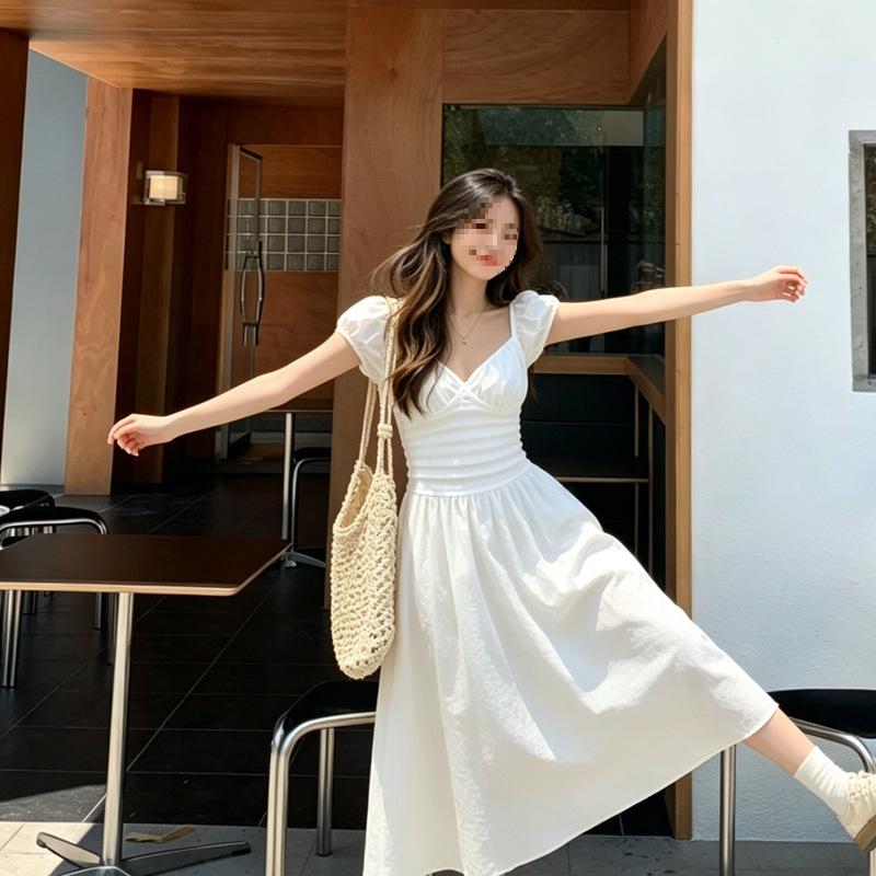 Sexy waist and thin long dress, new summer white pleated bubble sleeve backless dress is popular.