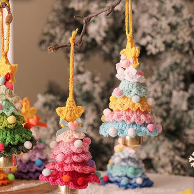 Pletené vánoční ozdoby Mini háčkovaný vánoční stromek Závěsná ozdoba se zlatým rolničkovým zvonkem pro sváteční domácí párty dekoraci
