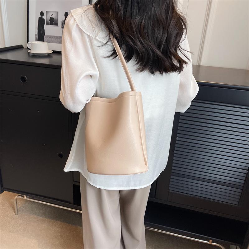 Sacs à bandoulière simples pour femmes de style coréen à la mode Été Nouveau Couleur unie simple Populaire Sac seau féminin