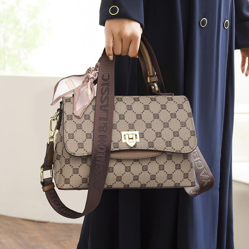 

Новая сумка через плечо, модная универсальная маленькая квадратная сумка из мягкой кожи, большая вместительная сумка на плечо, простая женская сумка, женская сумка