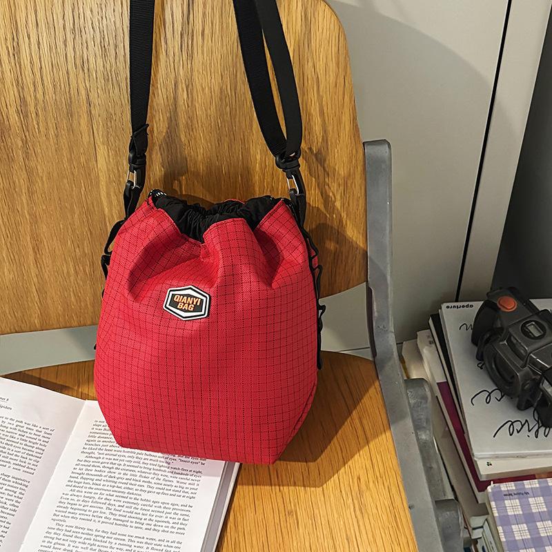 Summer Messenger Bag Waterproof Nylon Cloth Bucket Mobile Phone Bag Women's New Simple Large-capacity Outdoor Commuter Bag