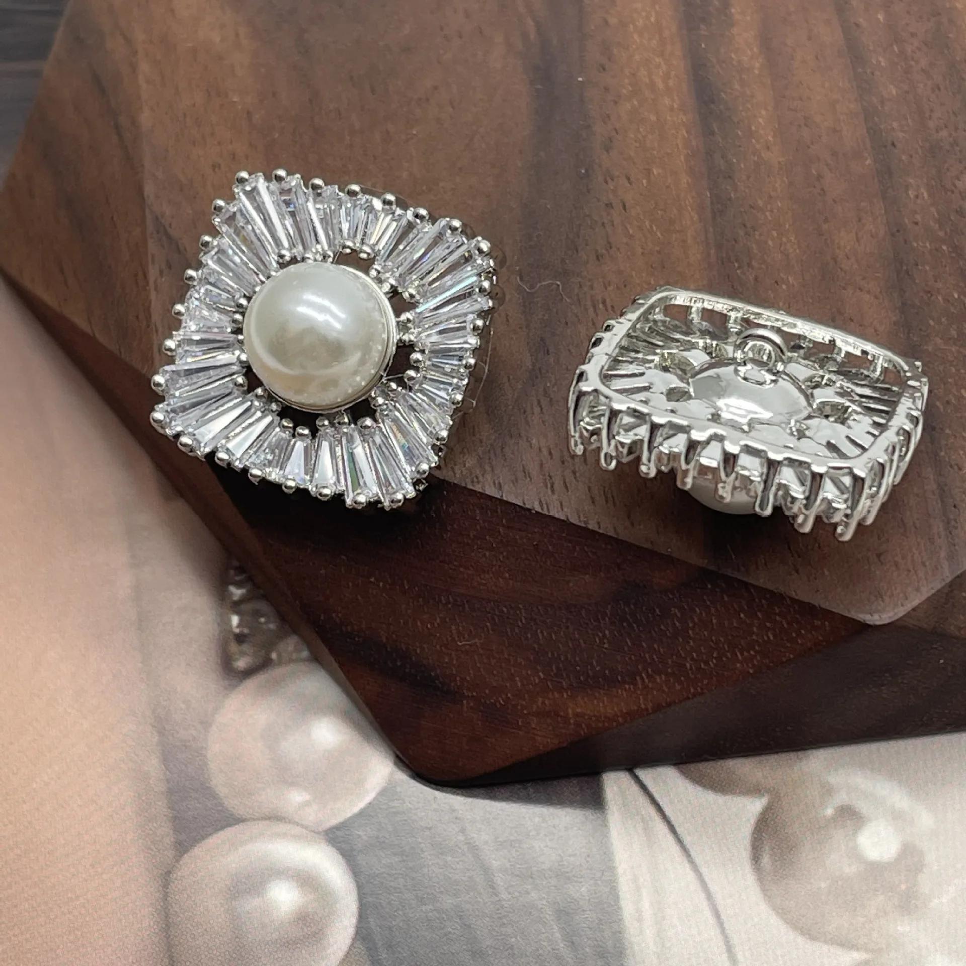 

5pcs Luxury Square Pearl Set Rhinestone Zircon Button for Women s Coat Tweed Coat Sweater Decorative CZ Buttons for Clothing 32L 20.0 MM срібний