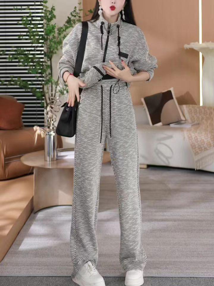 Damski swobodny kardigan w paski i szerokie spodnie w komplecie - kolekcja wiosna/jesień 2024