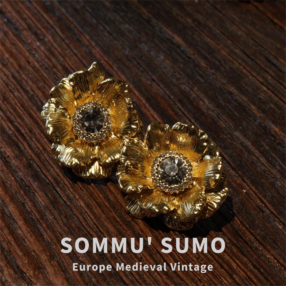 Vintage medieval brass three-dimensional flower zircon stud earrings niche earrings small fragrant plain gold earrings