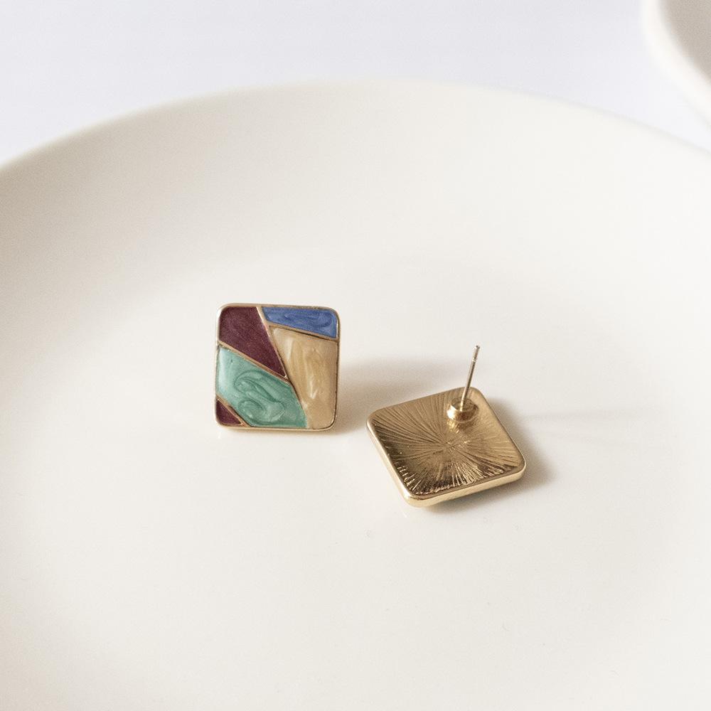 

Шикарные и модные серьги-гвоздики с геометрическим рисунком и цветовыми блоками