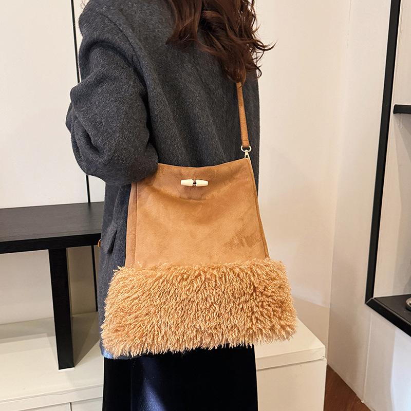 

Женская сумка большой вместимости, сумка подмышку, новая простая замшевая сумка-ведро 2025 года, универсальная сумка-мессенджер 32*13*33 хаки