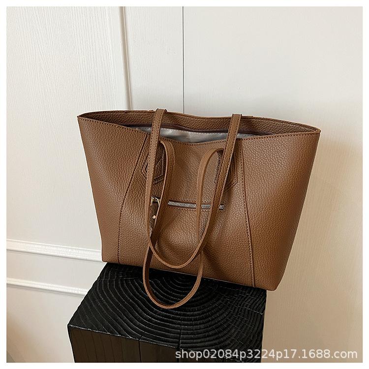 

2025 new retro popular fashion large capacity women tote bag shoulder bag handbag retro commuter bag темно-коричневого