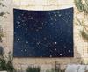 Tapiserie Constelație Aurie Pânză cu Stele Suspendată Artă de Perete Aurie și Bleumarin Nocturnă Decor de Perete Celest Univers Liniștit Lumina Stelelor
