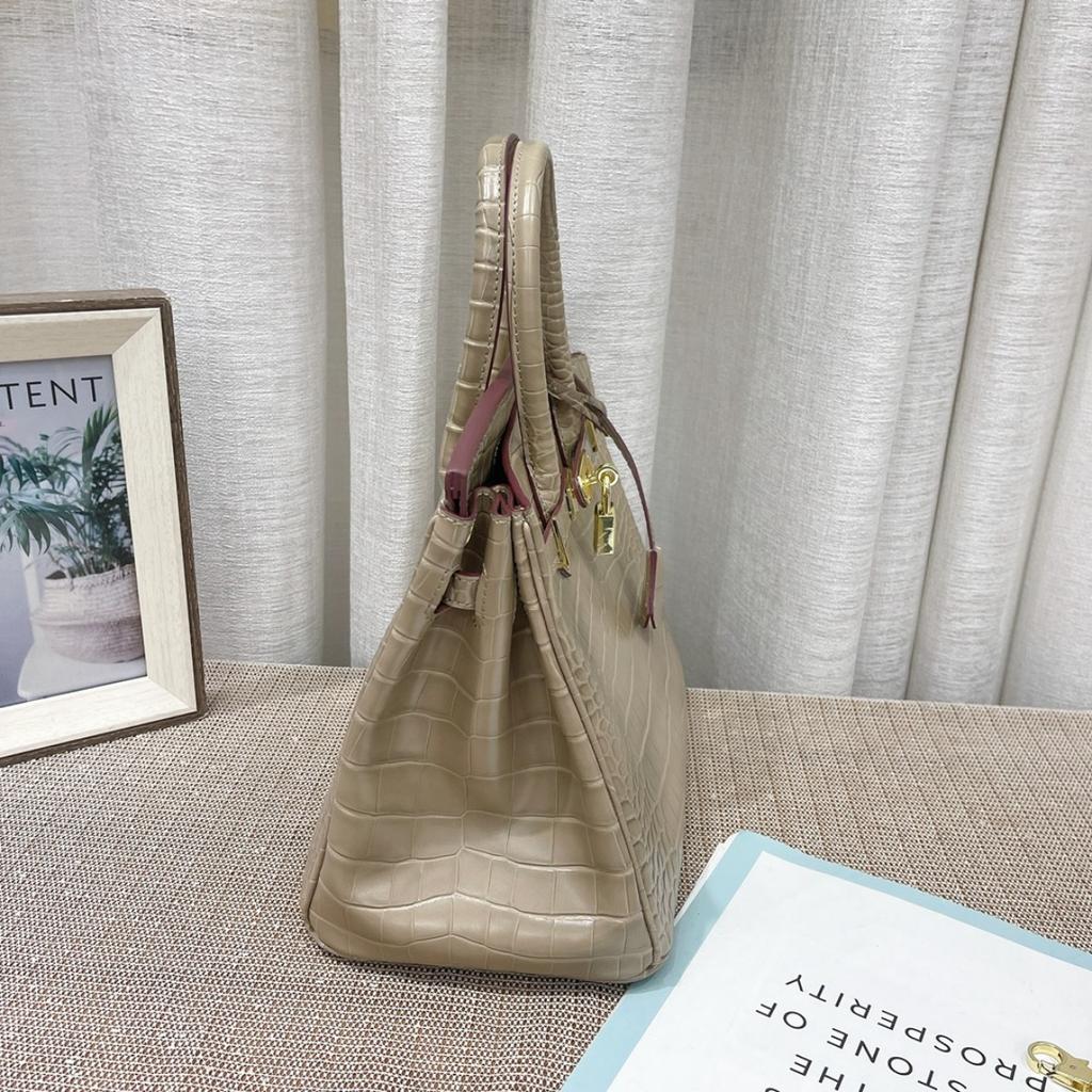 Borsa a tracolla da donna in pelle di vacchetta pressata effetto coccodrillo verniciata platino con tracolle per pendolari di grande capacità fonte