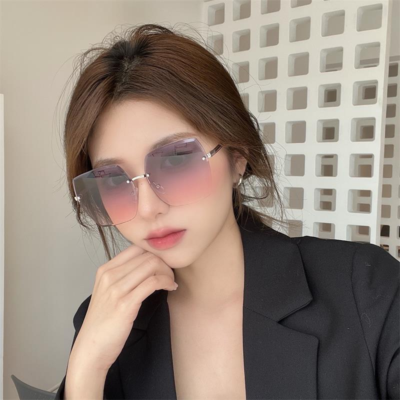 Sunglasses women's summer big face year new anti-ultraviolet women's frameless Internet celebrity sunglasses seaside sun protection photo